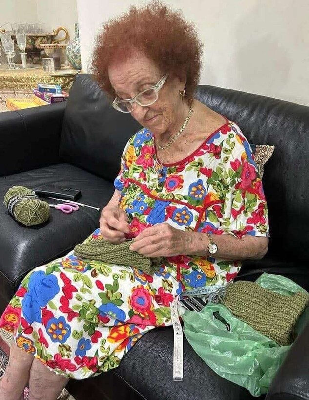 בלנקה גוט, שמאז פרוץ המלחמה תפרה לחיילים ביגוד חם - נבחרה להשיא מש (וידאו AVI: חדשות)