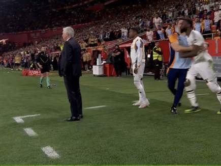 רודיגר השתולל מהספסל (צילום מסך)