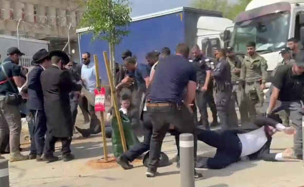 הפגת חרדים מחוץ לתל השומר (צילום: שימוש לפי סעיף 27א' לחוק זכויות יוצרים)