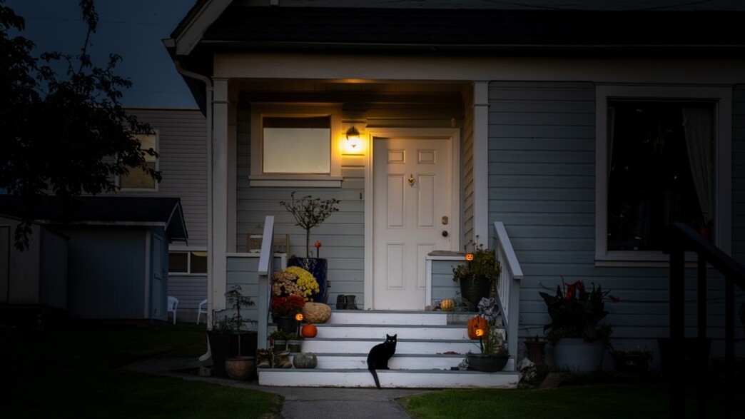 בית פרטי בלילה, אור דולק מעל הדלת בית פרטי בלילה, אור דולק מעל הדלת