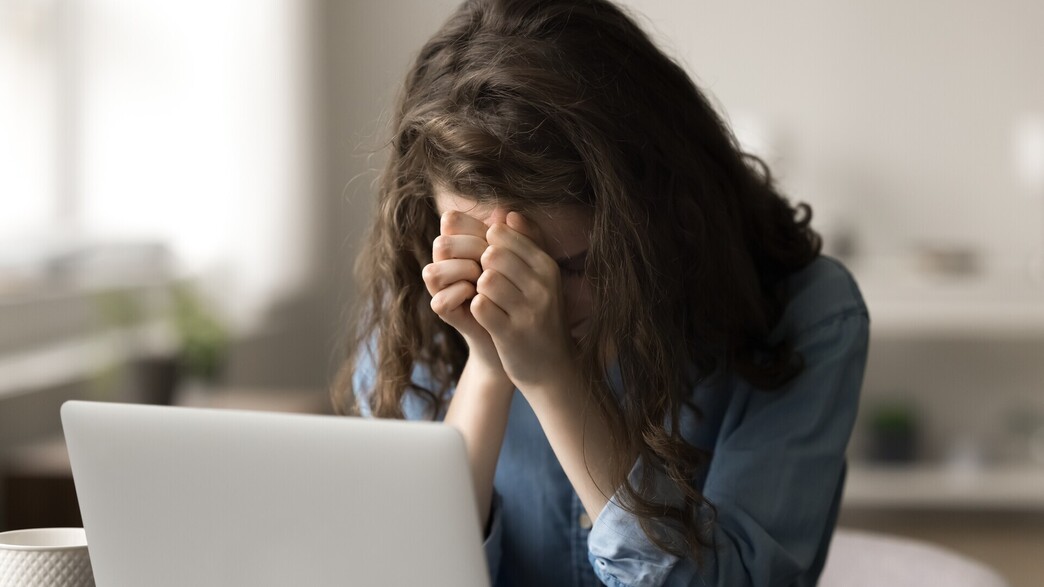 אישה מתוסכלת מול מחשב (צילום: fizkes/shutterstock)