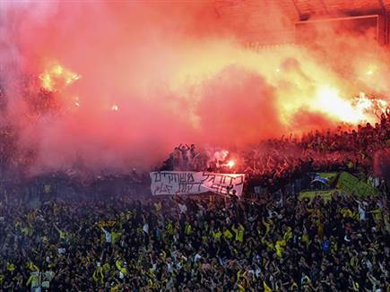 המשחק אומנם נפתח עם אבוקות ביציעים אחרי רבע שעה (דני מרון)