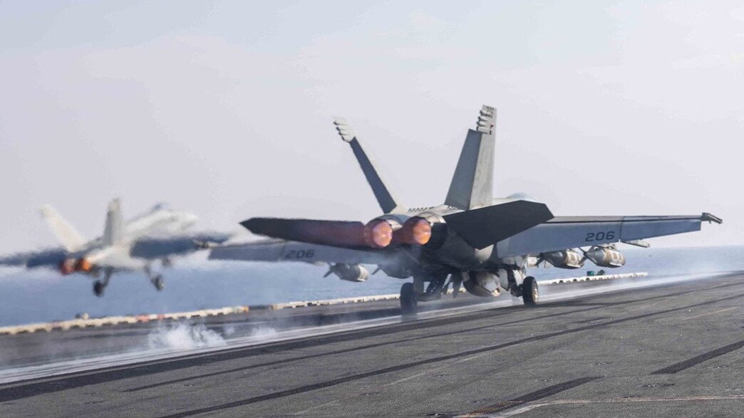 מטוסי קרב ממריאים מנושאת המטוסים הארי טרומן