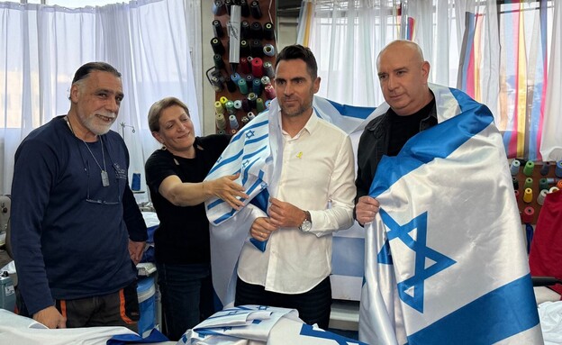 תמיר סטיינמן וניר דבורי במתפרת דגלים בכפר סבא