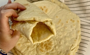 לאפות עם מרכיב סודי (צילום: יעל קצב, mako אוכל)