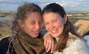 תמר סאמט (מימין) ואחותה נוי (צילום: אלבום משפחתי)
