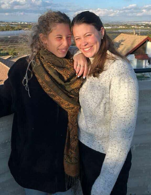 תמר סאמט (מימין) ואחותה נוי (צילום: אלבום משפחתי)