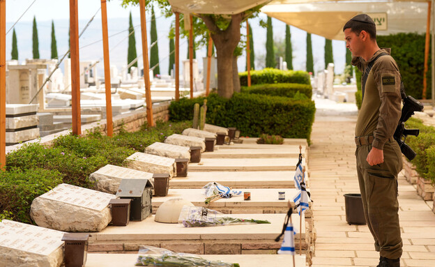 יום הזיכרון לחללי מערכות ישראל ונפגעי פעולות האיבה (צילום: אייל מרגולין, פלאש 90)