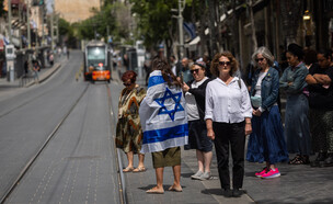 אנשים עומדים בצפירת יום הזיכרון  (צילום: יונתן זינדל, פלאש 90)