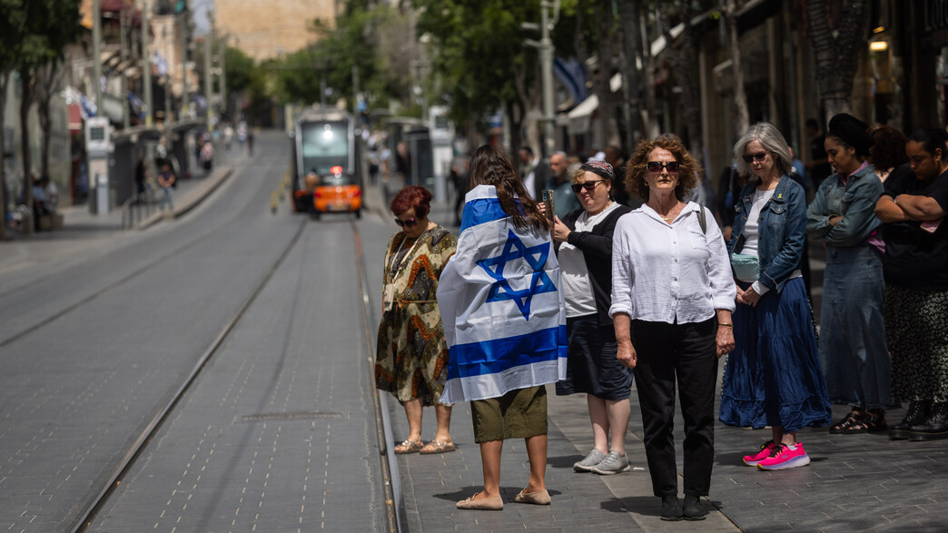 אנשים עומדים בצפירת יום הזיכרון 