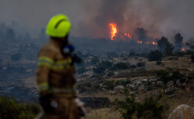 שרפת ענק בהרי ירושלים  (צילום: יונתן זינדל, פלאש 90)