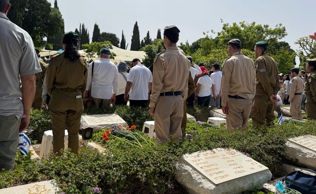 אנשים עומדים בצפירת יום הזיכרון  (צילום: אורלי וסרמן, TPS)