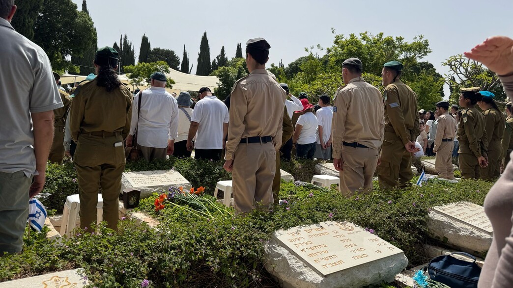 אנשים עומדים בצפירת יום הזיכרון 
