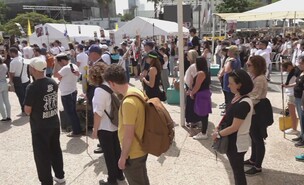 אנשים עומדים בצפירת יום הזיכרון  (צילום: חדשות 12)