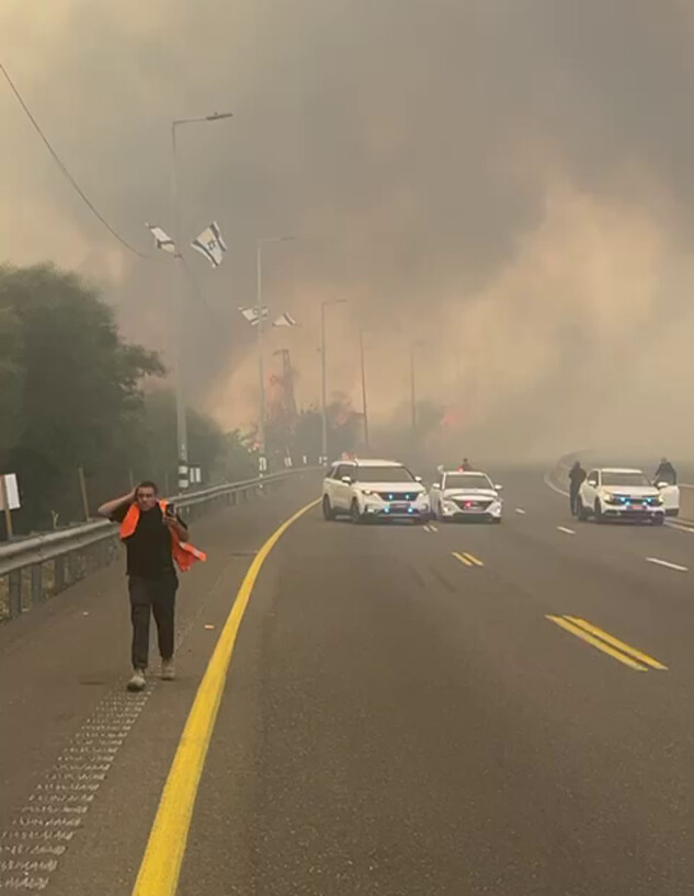 אנשים נוטשים את רכבם בכביש 1 בעקבות השרפה בהרי ירושלים