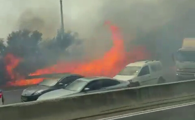 אנשים נוטשים את רכבם בכביש 1 בעקבות השרפה בהרי ירושלים