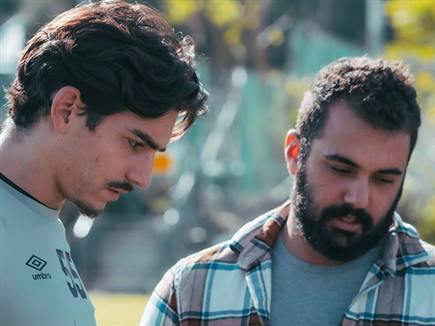 סילבה במפגש עם קרוביו של אפשטיין. העניק לאביו את הכפפות שלו (האתר  (צילום: ספורט 5)