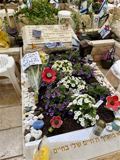 המיזם של האוהדים בקברו של הרש גולדברג פולין ז“ל (צילום: ספורט 5)