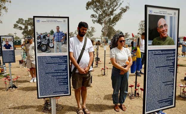אנשים עומדים בצפירת יום הזיכרון  (צילום: אורלי וסרמן, reuters)