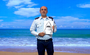המשטרה נלחמת בכרישים (צילום: מתוך 