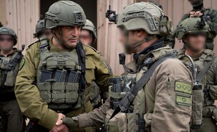 רב-אלוף אייל זמיר בשטח (צילום: דובר צה"ל)