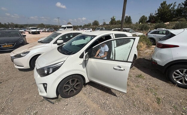 הרכבים שננטשו בכביש 1 ותוכלתם נגנבה (צילום: שימוש לפי סעיף 27א' לחוק זכויות יוצרים)