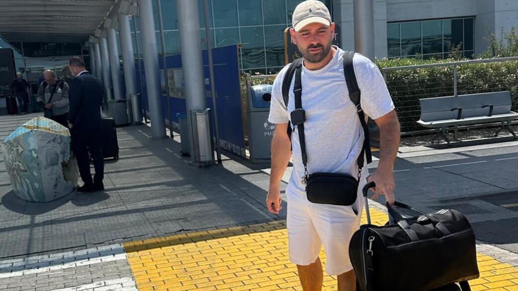 העבריין שרון ארביב בשדה תעופה לפני מעצרו