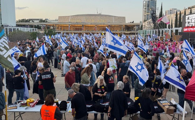 הפגנה בכיכר הבימה (צילום: רוני שפירא)