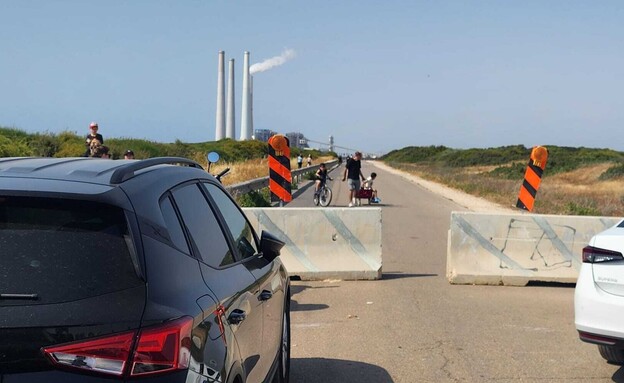 מחסום לפני הכניסה לפארק נחל חדרה (צילום: N12)