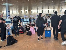 נוסעים ממתינים בנתבג (צילום: חדשות 12)