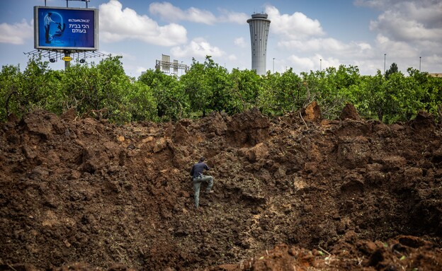 בור שנפער כתוצאה מהנפילה באיזור נתב"ג (צילום: חיים גולדברג, פלאש 90)