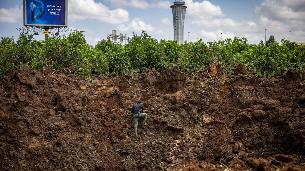 בור שנפער כתוצאה מהנפילה באזור נתב"ג