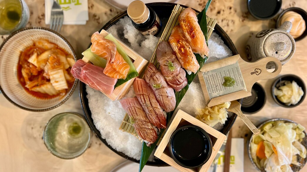 מגשי ניגירי וסשימי של TOMU הם הצגה