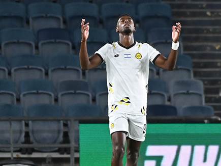 אבל טבארש כבש שער מוקדם (צילום: ברני ארדוב)