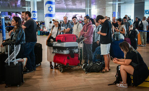 נוסעים בנתב"ג, בשעות שלאחר פגיעת הטיל החות'י (צילום: אבשלום ששוני, פלאש 90)