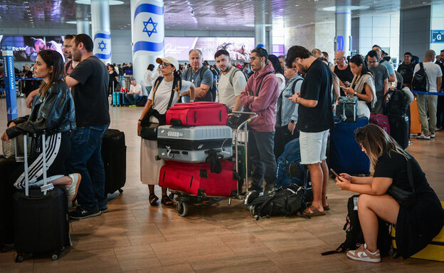 נוסעים בנתב"ג, בשעות שלאחר פגיעת הטיל החות'י (צילום: אבשלום ששוני, פלאש 90)