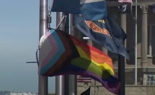 דגל הגאווה מונף בעיריית בויזי, איידהו  (צילום: youtube/KTVB)