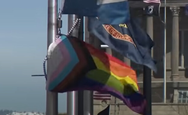 דגל הגאווה מונף בעיריית בויזי, איידהו  (צילום: youtube/KTVB)