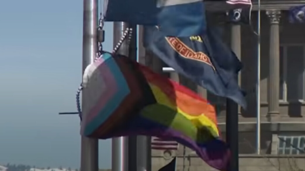 דגל הגאווה מונף בעיריית בויזי, איידהו 