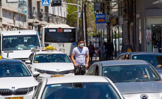 קורקינט בפקק (צילום: Alex Eidelman, shutterstock)