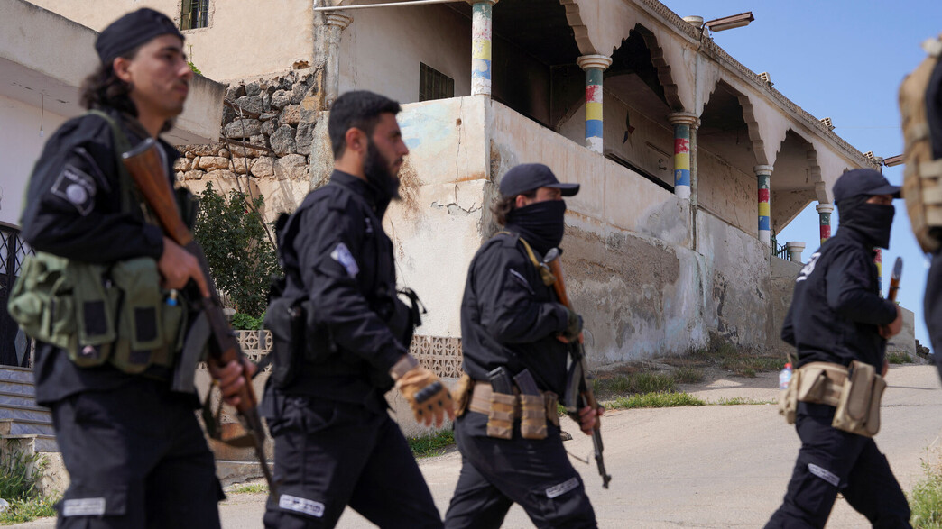 כוחות ביטחון סוריים בכפר  אל-סורה אל-קוברה