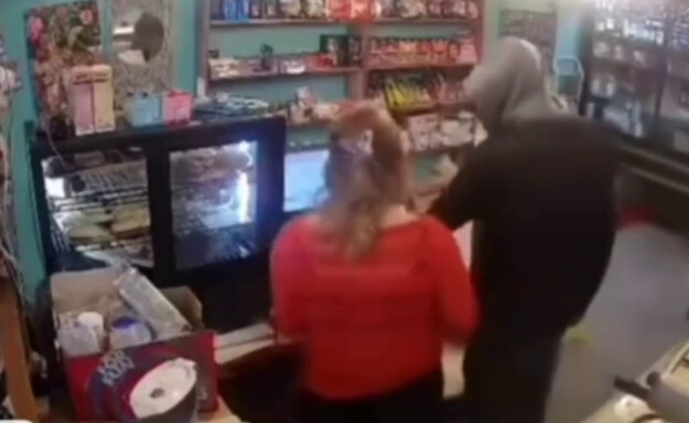 שודד פורץ לחנות נוחות (צילום: לפי סעיף 27 א')
