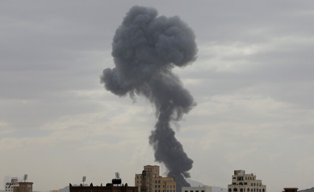 תקיפה ישראלית בנמל התעופה בצנעא (צילום: reuters)