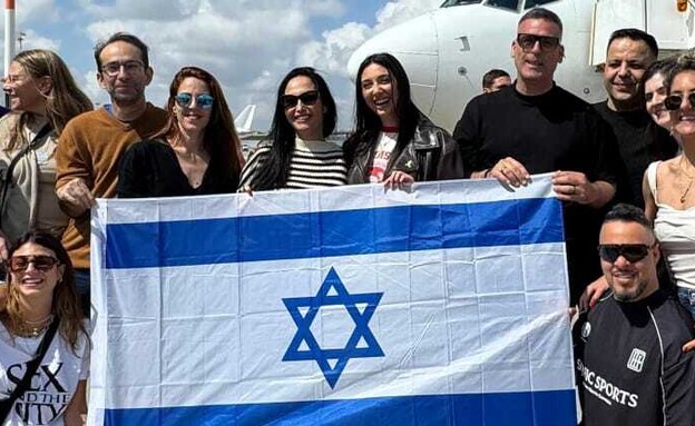יובל רפאל והמשלחת הישראלית לאירוויזיון ממריאים לבא (צילום: כאן 11 תאגיד השידור הציבורי)