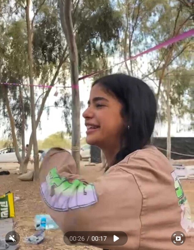 שני בן עמי ליד טור העצים
