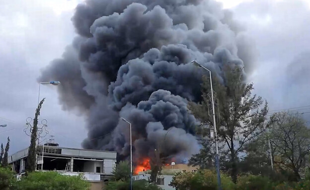 נזקי התקיפה הישראלית בנמל התעופה בצנעא (צילום: Stringer, getty images)
