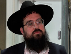 הרב ישראל קרביץ נאמן ביתו של הרב לנדו (צילום: חדשות)