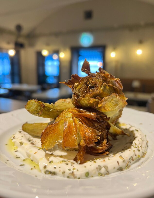 ארטישוק יהודי על קרם ריקוטה. מתיקות מודגשת ארטישוק יהודי על קרם ריקוטה. מתיקות מודגשת