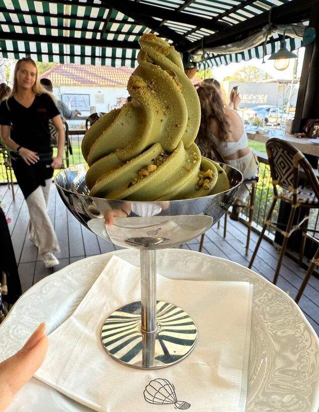 גלידת פיסטוק. פרזנטציה בסגנון טוטו (צילום: אופיר זילברשטיין, יחסי ציבור)