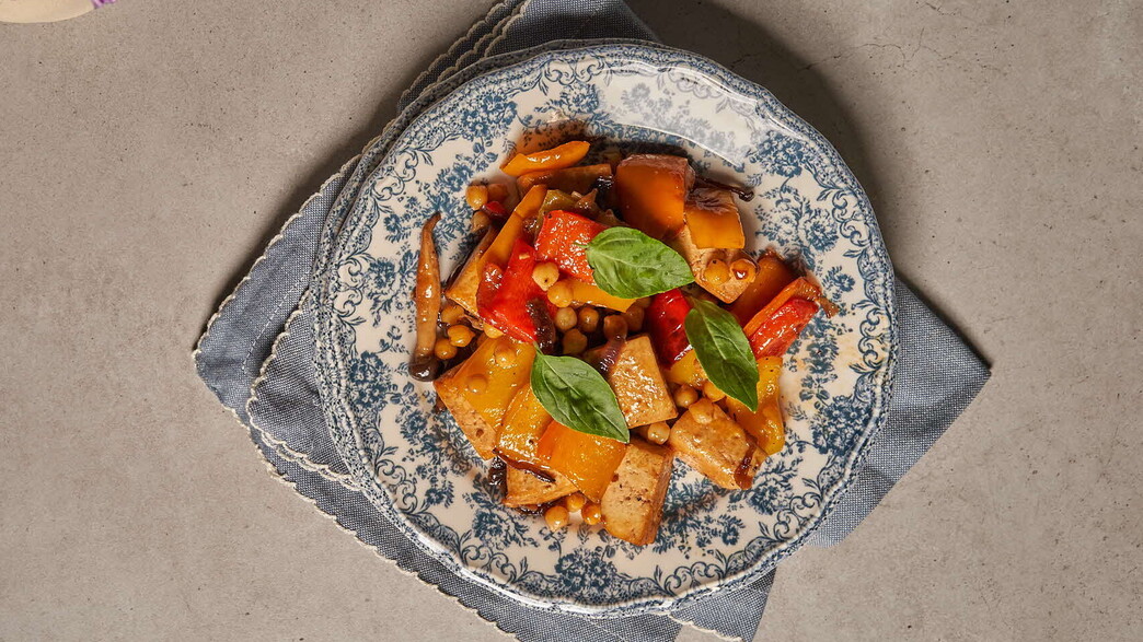 תבשיל טופו עם בצל, פלפל אדום, פטריות וגרגרי חומוס תבשיל טופו עם בצל, פלפל אדום, פטריות וגרגרי חומוס